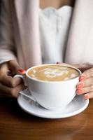 Frau trinkt Kaffee Latte foto