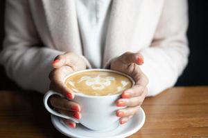 Frau trinkt Kaffee foto