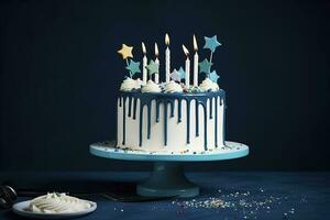 Weiß Geburtstag tropfen Kuchen mit blaugrün Ganache, Star Topper und Spaß Kerzen Über dunkel Blau Hintergrund, generieren ai foto