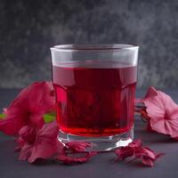 erfrischend Hibiskus Blatt rot Tee trinken ai generiert foto