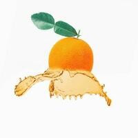 frisch Orange Obst Saft Spritzen auf Weiß Hintergrund isolieren. foto