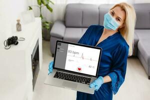Frau mit Laptop - - Diagnose und Behandlung auf ein Laptop online foto