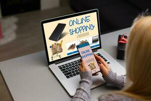 Einkaufen, Technologie und Internet Konzept jung Mädchen Einkaufen mit Laptop Computer auf ein fiktiv Geschäft foto