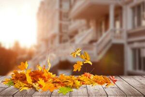 schöne Herbstlandschaft mit gelben Bäumen und Sonne. buntes Laub im Park. fallende Blätter natürlichen Hintergrund foto