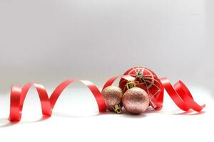 Weihnachten Dekoration Ball mit Band Bogen isoliert auf Weiß Hintergrund foto