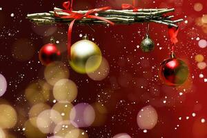 goldener Weihnachtshintergrund von defokussierten Lichtern mit geschmücktem Baum foto