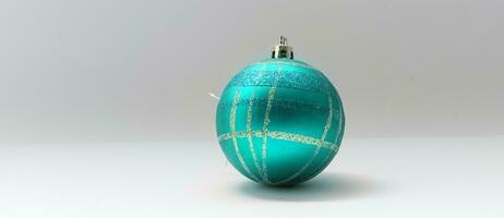 Single Blau Weihnachten Baum Ball Dekoration isoliert Über das Weiß Hintergrund, foto