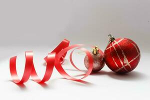 Weihnachten Dekoration Ball mit Band Bogen isoliert auf Weiß Hintergrund foto