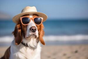 komisch Hund im ein Hut und Sonnenbrille auf das Strand auf ein sonnig Sommer- Tag, schließen oben Sicht. Erholung und Ferien Konzept. Kopieren Raum. ai generiert. foto