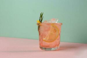 Rosa Limonade Paloma Cocktail mit frisch Rosmarin foto