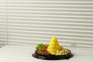 tumpeng Mini nasi kuning oder klein Kegel geformt Gelb Reis foto