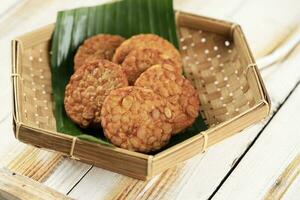 runden gebraten Tempeh oder tempe goreng bulat, geschnitten fermentiert Sojabohne, foto