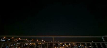 Nacht Aussicht von Wohnung Balkon im Brasilien foto