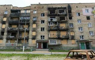 verbrannt Wohnungen im ein mehrstöckig Wohn Gebäude, das Konsequenzen von das Krieg im Ukraine. Gebäude beschädigt durch Muscheln. echt gruselig Aufnahmen von das Krieg im Ukraine. das sich ausruhen von das Eigentum. foto