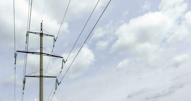 hoch Stromspannung elektrisch Turm gegen das Himmel. hoch Stromspannung Leistung Linien. elektrisch Verteilung Bahnhof. das Passage von das Overhead Linie Draht unterstützt Tragen Licht und Hitze in das Haus. foto