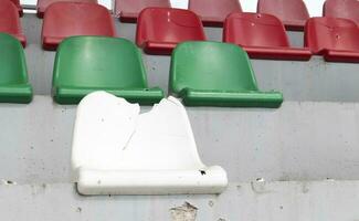 Krieg im Ukraine. gebrochen Plastik Bänke zum Fans auf das Podium, im ein zerstört Fußball Stadion im ein Kinder- Fußball Schule. das Konsequenzen von Beschuss von Artillerie. foto