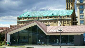 das McDonalds Restaurant im kyiv geschlossen fällig zu das Krieg im Ukraine. ein schnell Essen Restaurant Das ist geschlossen und geschlossen fällig zu Russisch Aggression und kriegerisch Gesetz. Ukraine, kyiv - - August 7, 2022. foto