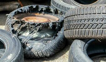 industriell Dump zum das wird bearbeitet von benutzt Reifen und Gummi Reifen. Stapel von alt Reifen und Räder zum Gummi Recycling. Reifen entsorgen. Recycling von benutzt Reifen. produziert zurückgefordert Reifen Gummi. foto