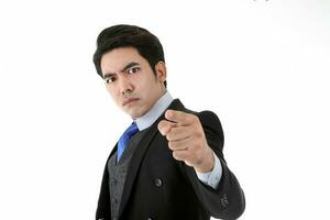 Süd-Ost asiatisch jung Büro Geschäft Mann tragen passen Finger spitz beim Sie wütend Ausdruck aussehen beim Kamera auf Weiß Studio Hintergrund foto