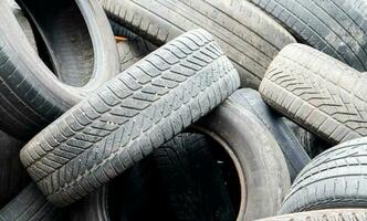 industriell Deponie zum Recycling benutzt Reifen und Gummi Reifen. alt benutzt Reifen. ein Dump voll von benutzt Auto Reifen. das Konzept von Recycling und Umwelt Schutz. foto