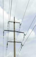 hoch Stromspannung elektrisch Turm gegen das Himmel. hoch Stromspannung Leistung Linien. elektrisch Verteilung Bahnhof. das Passage von das Overhead Linie Draht unterstützt Tragen Licht und Hitze in das Haus. foto