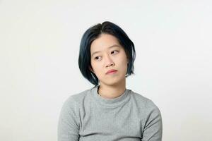 jung attraktiv asiatisch Chinesisch malaiisch Frau Pose Gesicht Körper Ausdruck Modus Emotion auf Weiß Hintergrund traurig foto