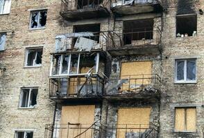 verbrannt Wohnungen im ein mehrstöckig Wohn Gebäude, das Konsequenzen von das Krieg im Ukraine. Gebäude beschädigt durch Muscheln. echt gruselig Aufnahmen von das Krieg im Ukraine. das sich ausruhen von das Eigentum. foto