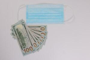uns Dollar Währung Papier Geld 100 hundert Dollar Rechnung chirurgisch Anti Virus Maske auf Weiß Hintergrund foto