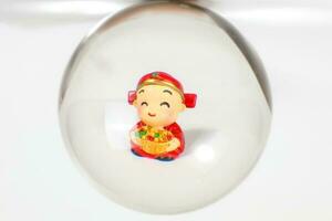 Chinesisch Puppe durch Glas Speer foto