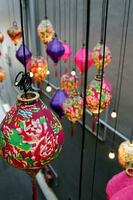 Blume dekoriert Stoff Chinesisch Laternen Lampe hängend Über Straße Verbündete foto