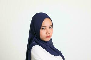 Süd Osten asiatisch malaiisch Frau Kopftuch Gesichts- Ausdruck serös foto