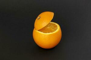 gesund Orange Schnitt schwebend oben Scheibe Saft trinken Idee Konzept auf schwarz Weiß Hintergrund foto