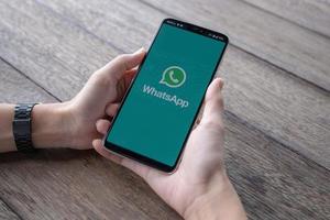 Chiang Mai, Thailand, 11. Mai 2019, Mann Hand hält Oneplus 6 mit Anmeldebildschirm der WhatsApp-Anwendung