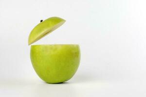 gesund Grün Schnitt Apfel schwebend oben Scheibe Saft trinken Idee Konzept auf Weiß Hintergrund foto