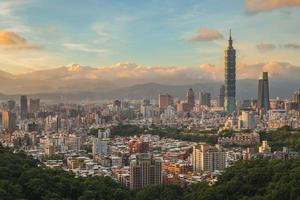 Panoramablick auf die Stadt Taipeh in Taiwan in der Abenddämmerung foto
