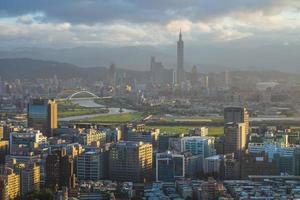 Landschaft der Stadt Taipeh in Taiwan in der Abenddämmerung foto