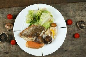 gegrillt Seebarsch Gemüse und Salat Pilz Tomate foto