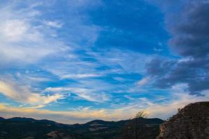 blauer Himmel und Wolken bei Sonnenuntergang foto