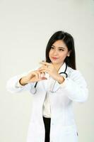 jung asiatisch weiblich Arzt tragen Schürze Stethoskop halten Injektion Spritze foto