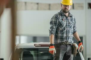 Fachmann Konstruktion Arbeiter auf Gebäude Seite? ˅ foto