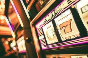 Glücklich Slot Maschine im Kasino foto