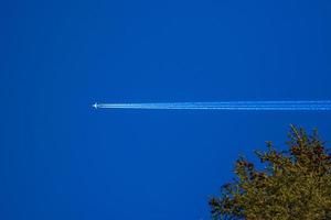 Flugzeug auf blauem Himmel foto
