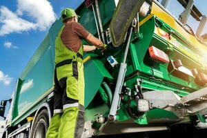 modern Müll LKW und kaukasisch Abfall Kollektor foto