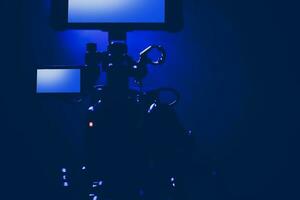 Profi Digital Bewegung Bild Kamera im ein Blau Bühne Licht foto
