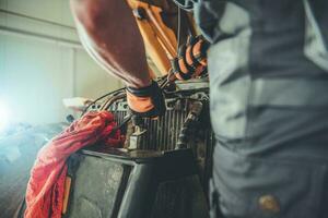 Bulldozer Reparatur im ein Bedienung foto