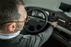 kaukasisch Trainer Bus Treiber und Fahrzeug Cockpit foto