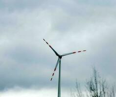 Wind Bauernhof oder Windmühle im wolkig Wetter im Österreich im Europa, erlaubt Sie zu erhalten sauber Energie. es ist nachhaltig, verlängerbar Energie zum das Umgebung foto