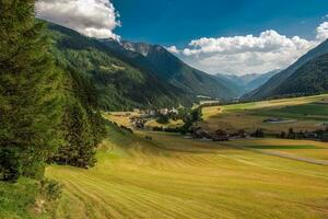 szenisch alpin Dorf Aussicht foto