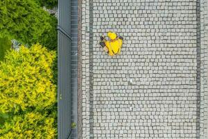 Konstruktion Arbeiter Fertigstellung Gebäude das Granit Backstein Auffahrt foto