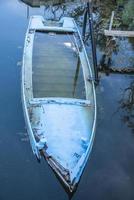 hölzernes Fischerboot verlassen und fast versenkt foto